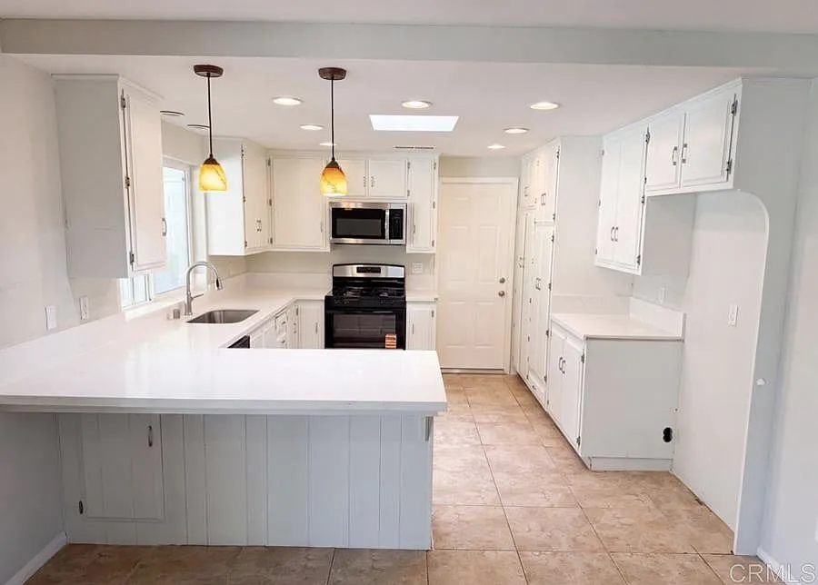3 bed, 8.0 bath, 2108 sqft, $2,300 — Photo 3