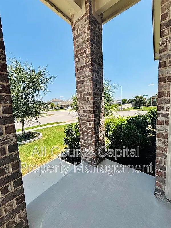 4 bed, 2.5 bath, 2629 sqft, $2,695 — Photo 3