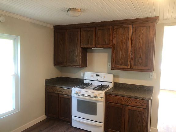 3rd image of 924 N Elm St