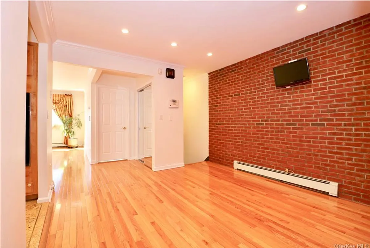 Building Photo - 1535 E Gun Hill Rd #2