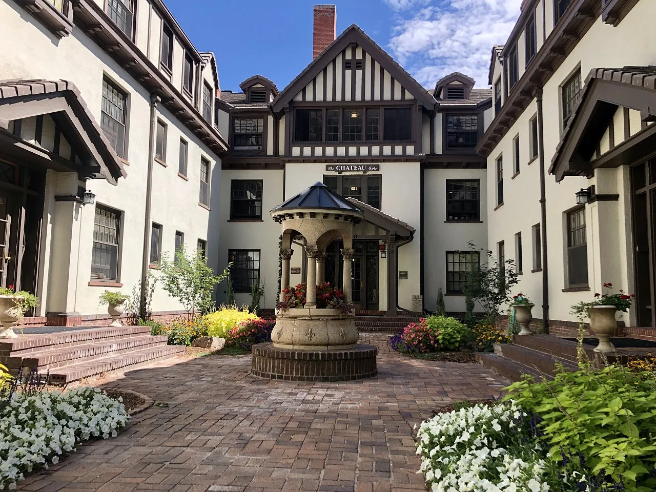 Chateau Apartments — Photo 1