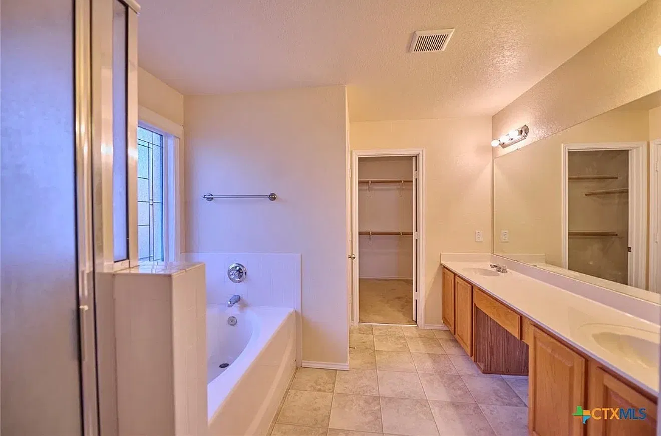 3 bed, 2009 sqft, $1,880 — Photo 3