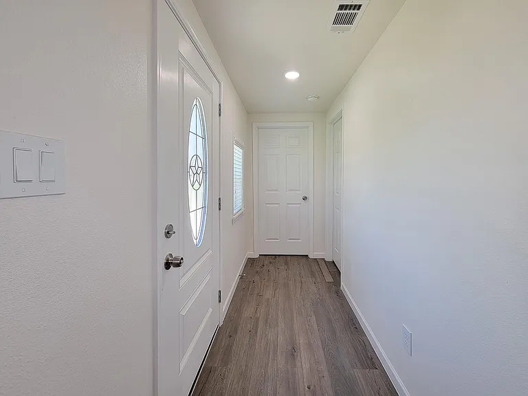413 S Market St — Photo 4
