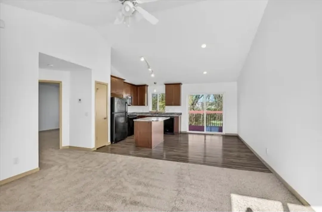 Building Photo - 819-823 Thompson Dr