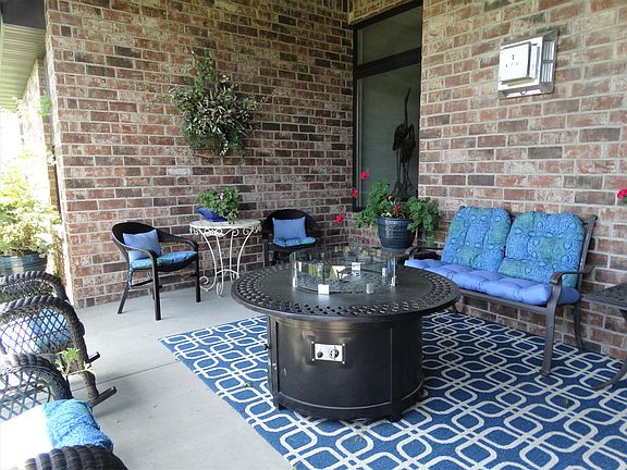 4th image of 916 W Lorenza Dr