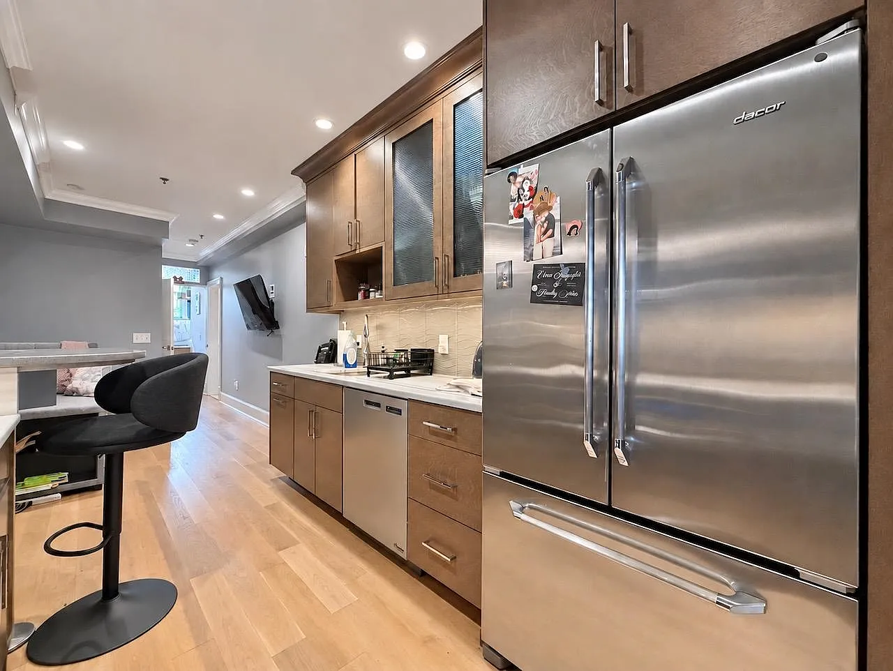2 bed, 1.0 bath, $3,400 — Photo 2