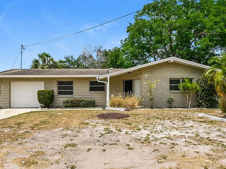 712 Canterbury Rd — Photo 1