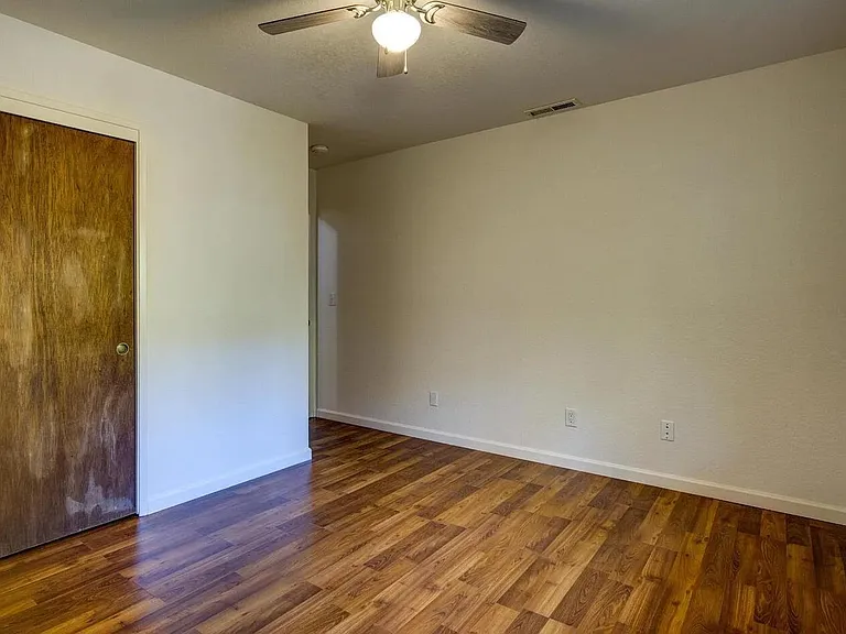 22129 Feather River Dr — Photo 10