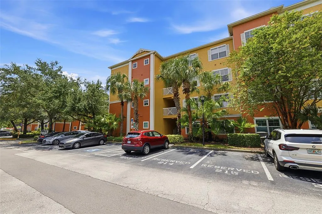 1 bed, 1.0 bath, 867 sqft, $1,595 — Photo 2