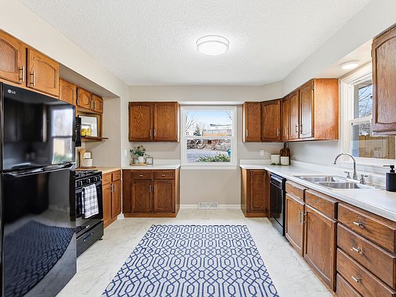 5th image of 522 Summit St NE