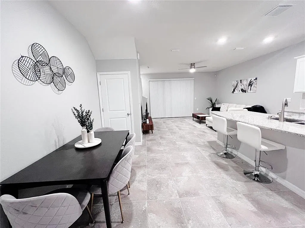 3 bed, 2.5 bath, 1673 sqft, $2,550 — Photo 4