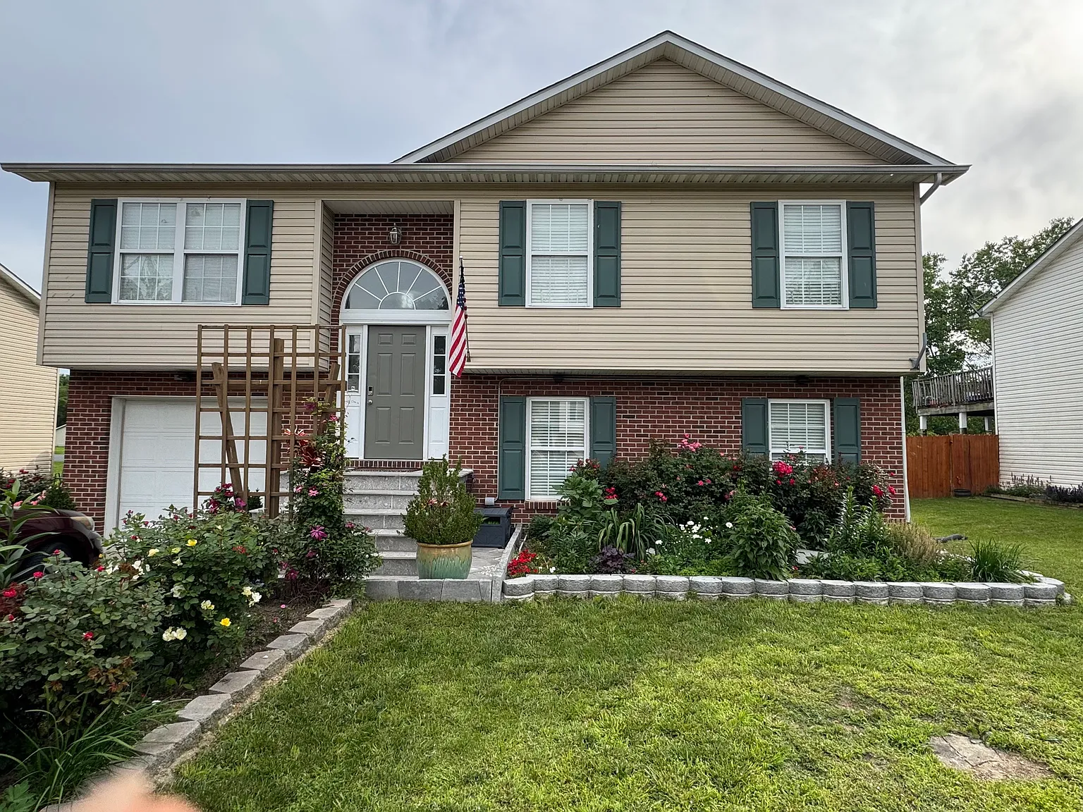 136 Spaulding Dr — Photo 1
