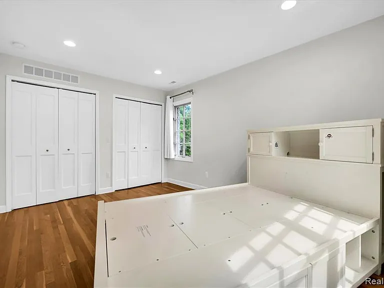 455 Linden Rd — Photo 41