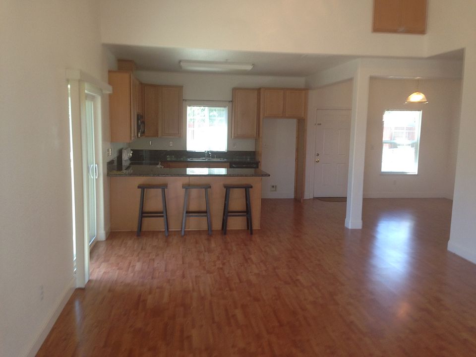 2nd image of 512 E Main St