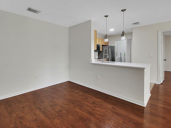 2nd image of 940 Village Trl APT 8-206