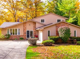 32760 Ledge Hill Dr, Solon, OH 44139