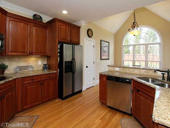 4th image of 2520 N Beech Ln