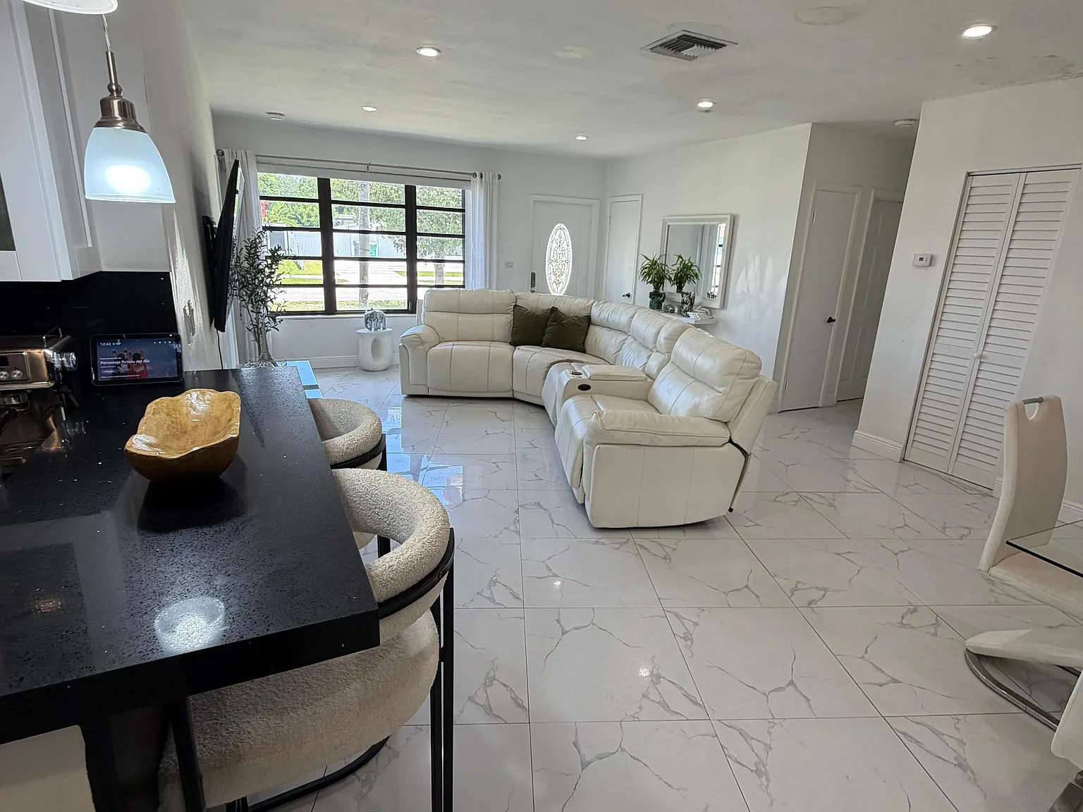 4 bed, 1242 sqft, $3,000 — Photo 2