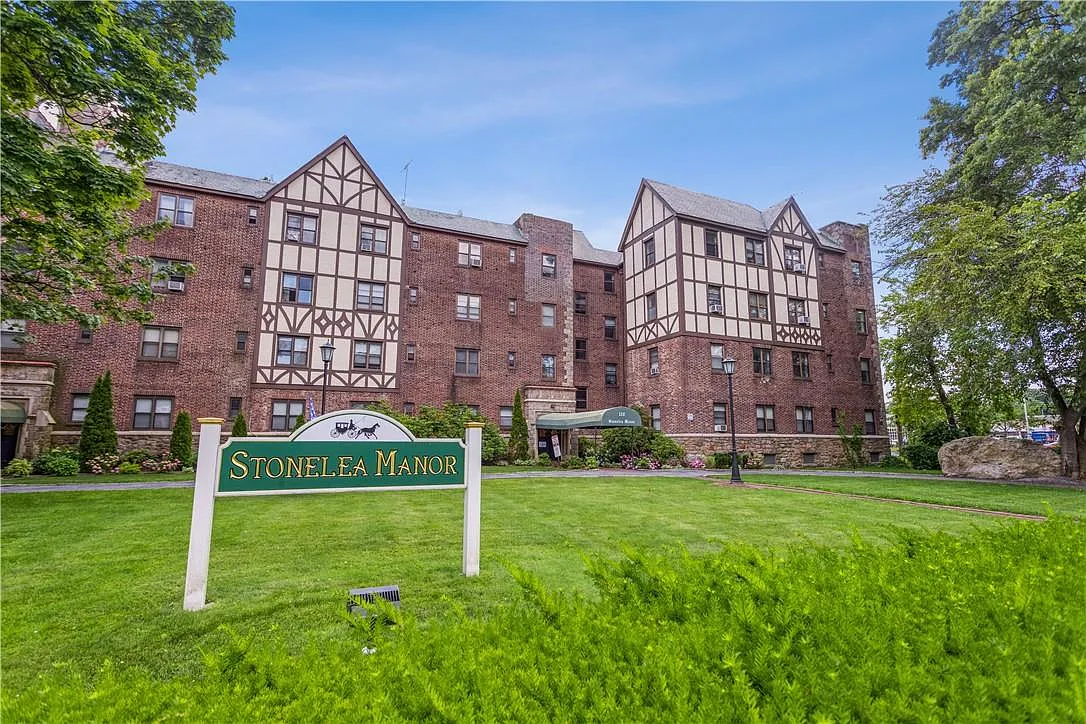 Stonelea Manor — Photo 2