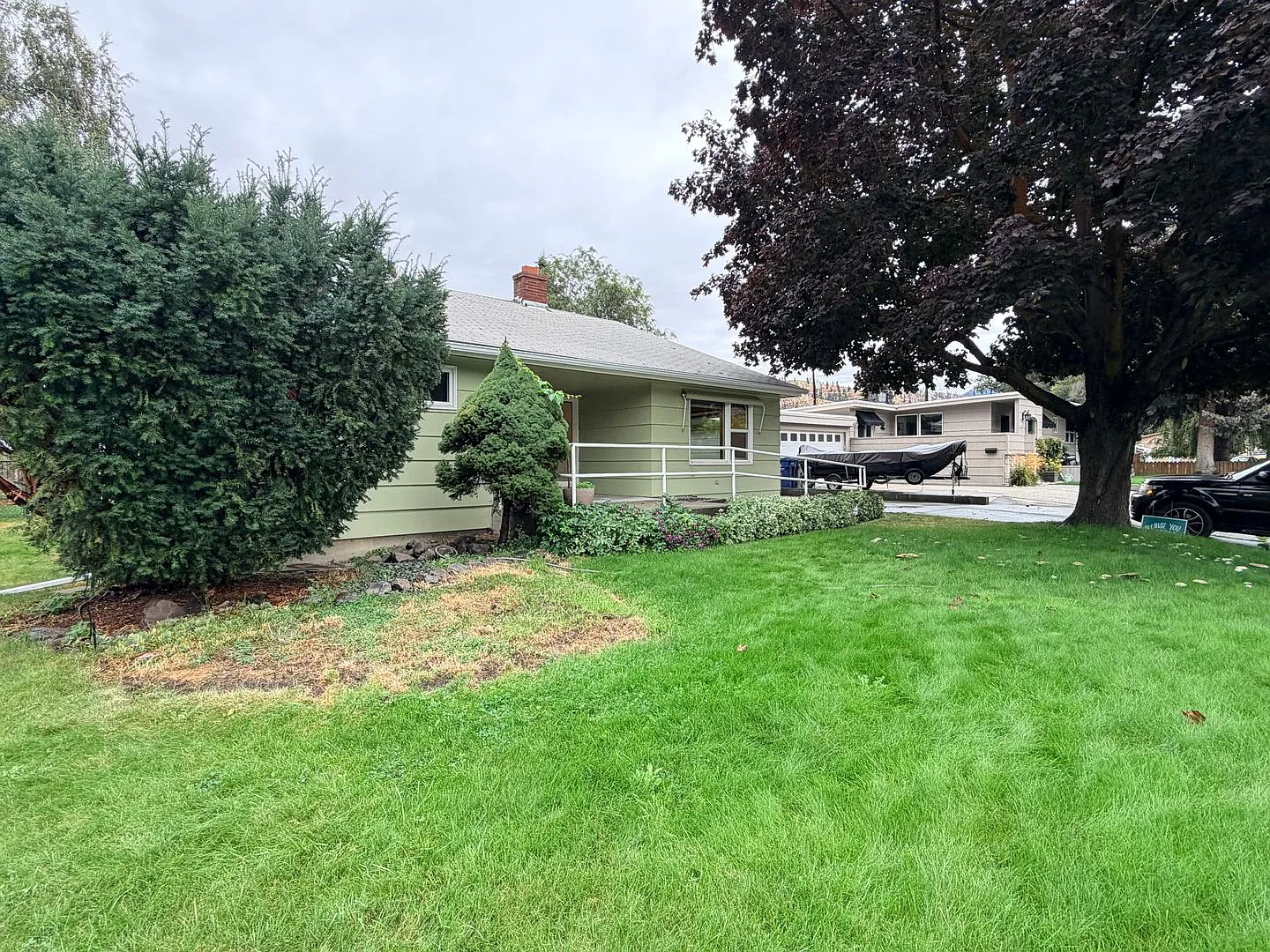 4 Bed/1.5 Bath In Cashmere! Large Yard, Two Living Spaces, Extra Room & Storage! Spacious Living! — Photo 2