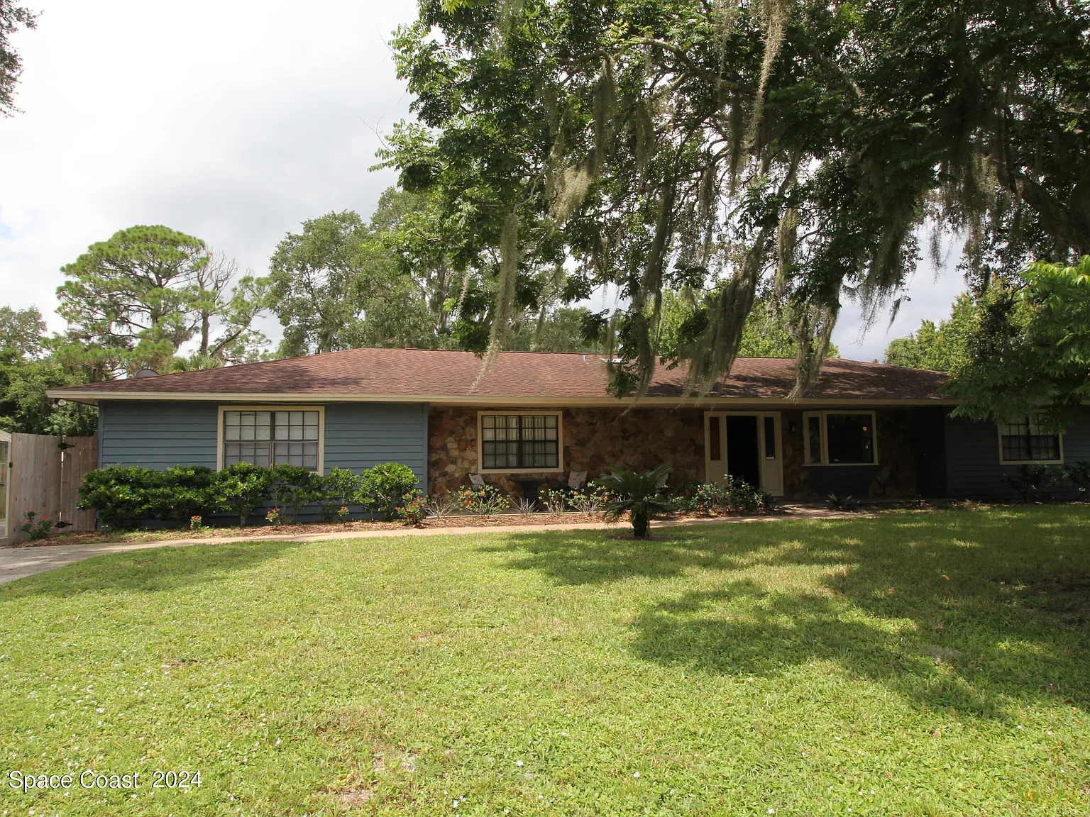 3 bed, 2.0 bath, 1731 sqft, $2,300 — Photo 1