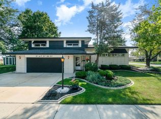 19353 Wildwood Ave, Lansing, IL 60438