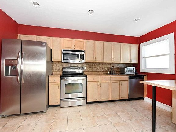2nd image of 2469 Putnam Dr