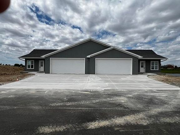 3rd image of 812 Lakeview Ln