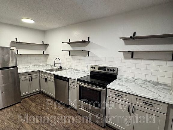 4th image of 1138 E Walnut St Unit 2