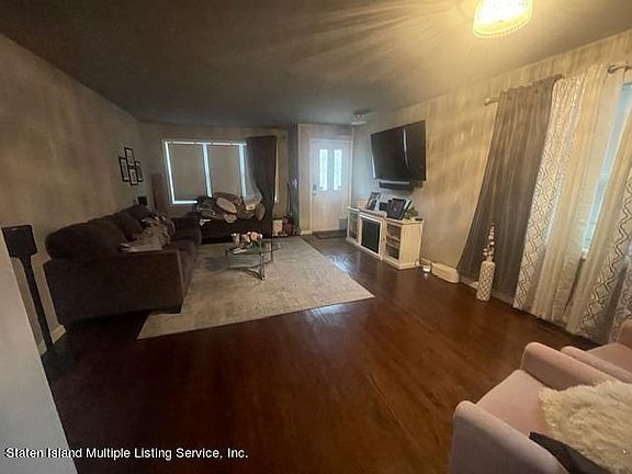 4th image of 102 Maple Pkwy