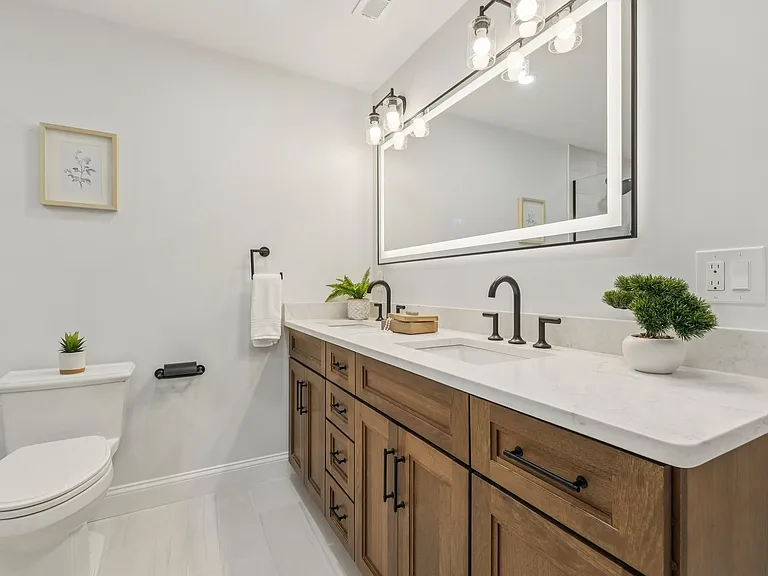 Master bedroom en-suite bathroom
