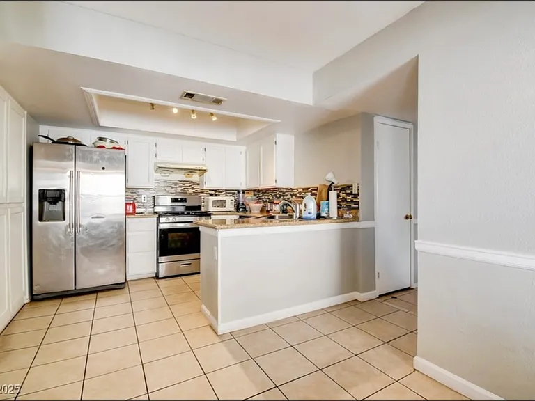 4053 Hazelridge Dr — Photo 6