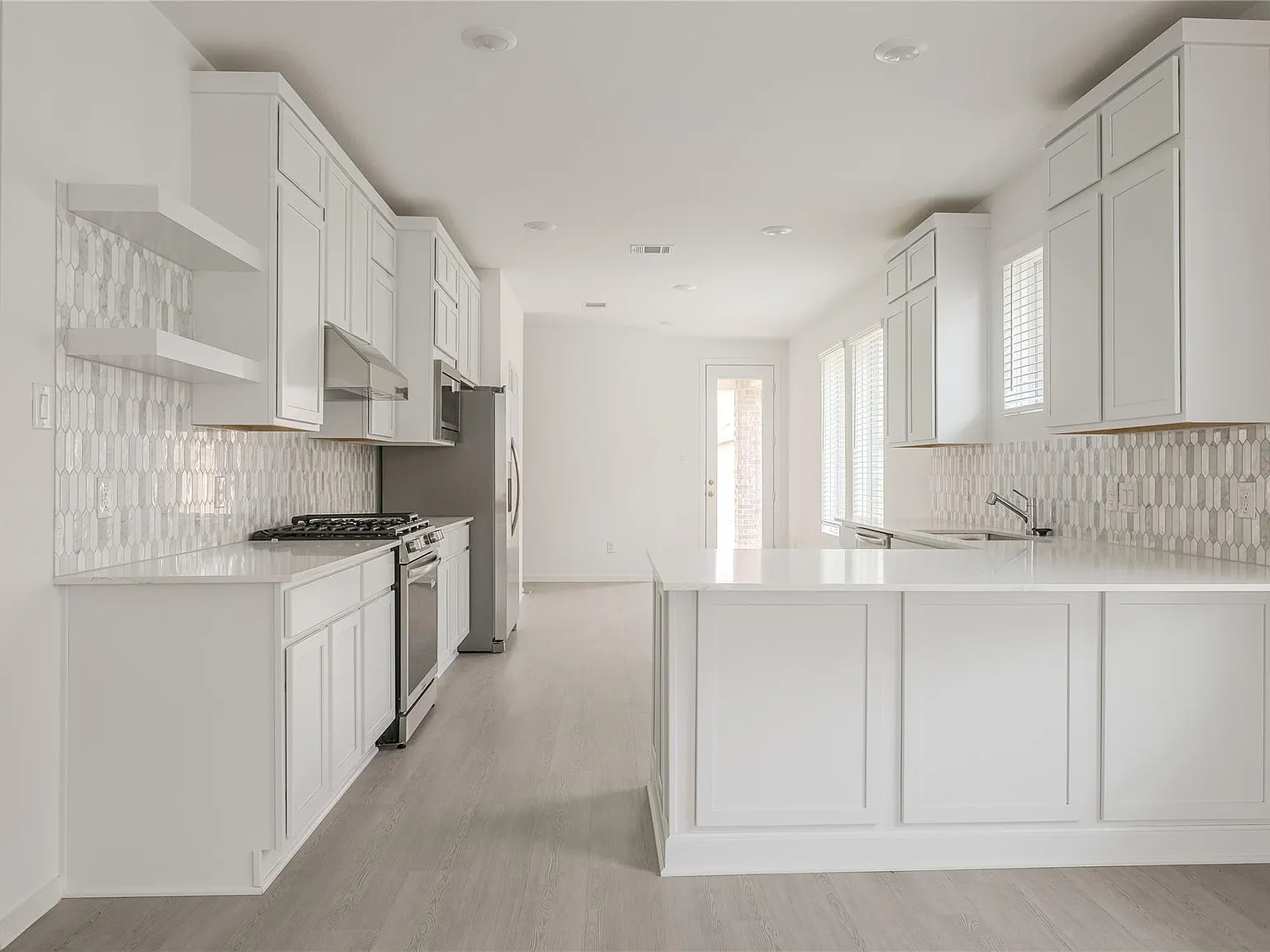 4 bed, 2.0 bath, 1655 sqft, $2,500 — Photo 3