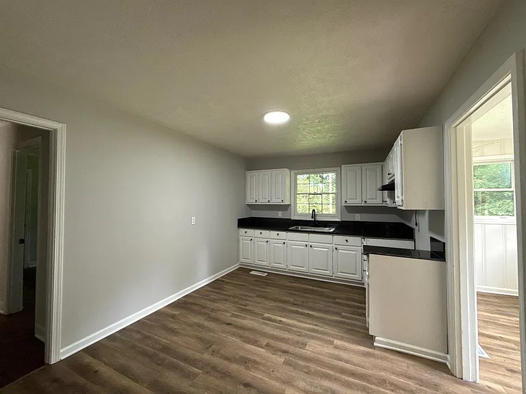 610 N McLemore Ave — Photo 5