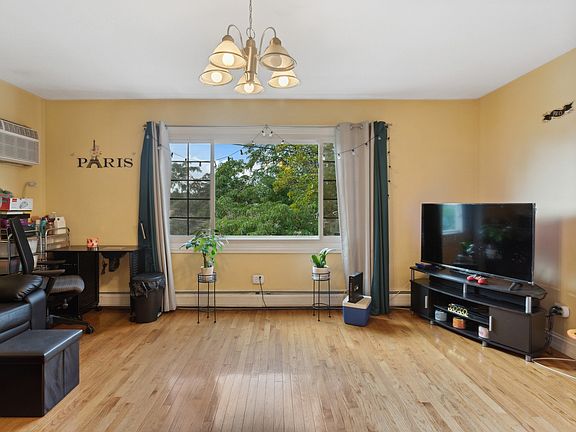 4th image of 351 Park St