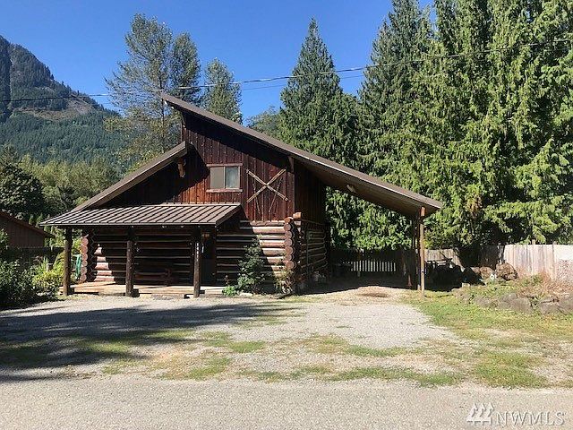 This lovey log home on quarter acre lot has 2 bedrooms plus bonus loft for extra sleeping or storage, located 20 min from Stevens Pass ski area and 45 min from Everett. Surrounded by mountain views and natural beauty. New roof, pellet stove and carpet 4 years ago. 