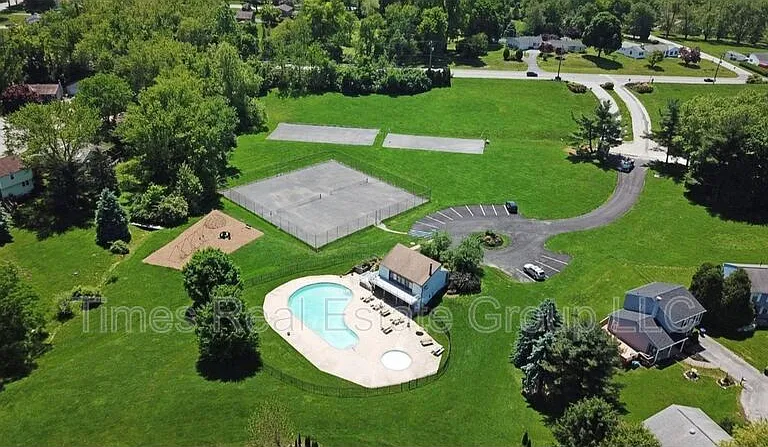 136 Brookfield Ct — Photo 33