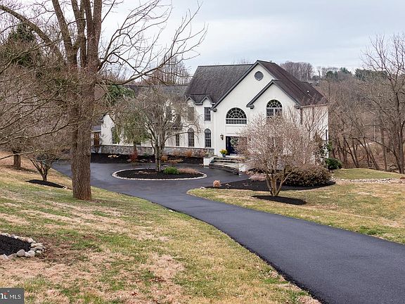 2nd image of 120 Knoxlyn Farm Dr