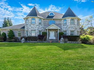 2 Deepwells Lane, Saint James, NY 11780