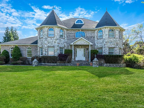 2 Deepwells Lane, Saint James, NY 11780