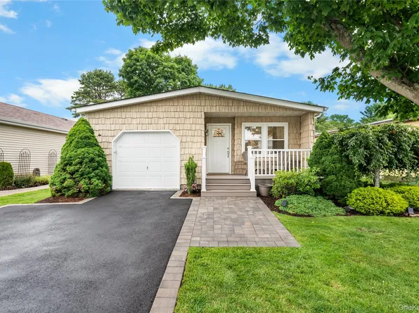 16 Dogwood Lane, Manorville, NY 11949