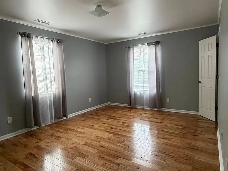 1119 Village Ct NE — Photo 4