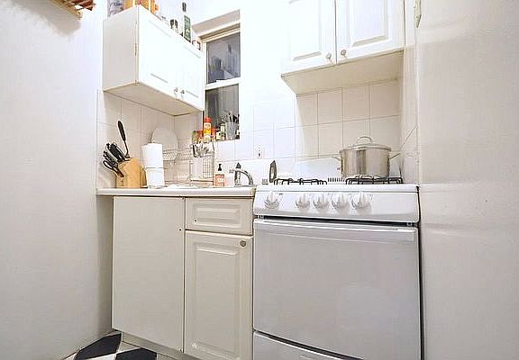 5th image of 8 E 30th St APT 4C