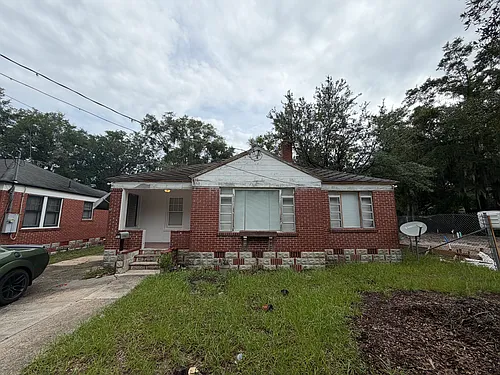 393 E 44th St Photo 1