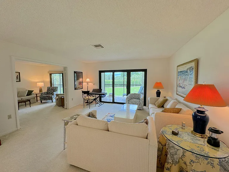 9 Stratford Dr E #B — Photo 3