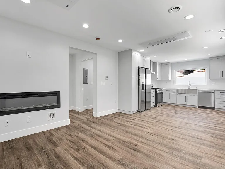 11611 Burbank Blvd — Photo 1