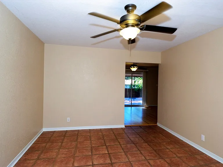 2614 Little John Ln — Photo 4