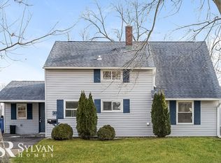 42 Iroquois Rd, Levittown, PA 19057