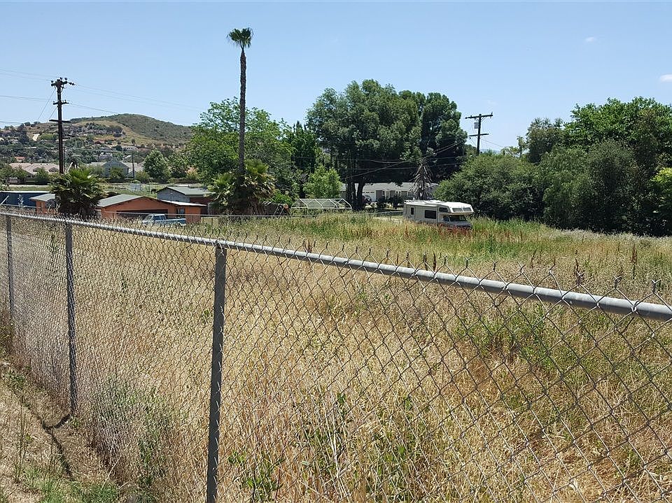 1st image of 484 Robin Hill Ln