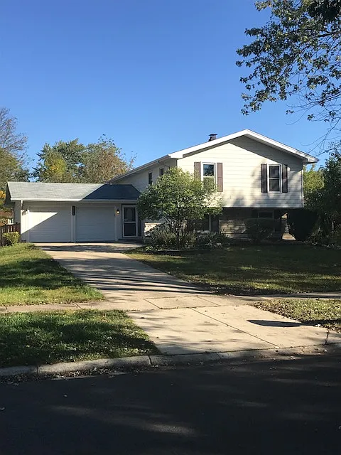 512 Carlyle Ln